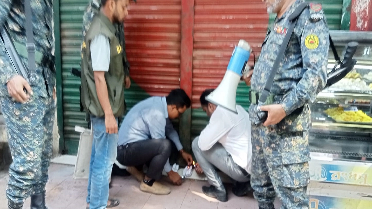 বেকারি সিলগালা করছেন জাতীয় ভোক্তা অধিকার সংরক্ষণ অধিদপ্তর ব্রাহ্মণবাড়িয়া কার্যালয়ের সহকারী পরিচালক