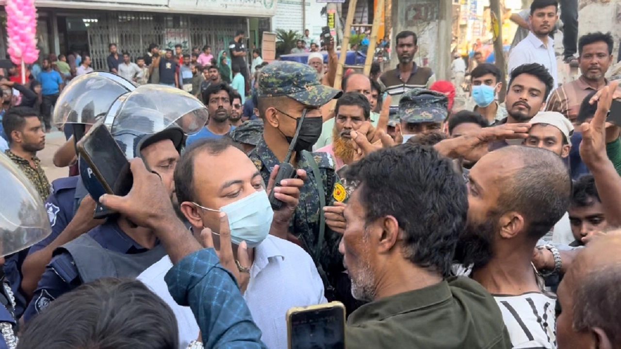 কুষ্টিয়ায় তোপের মুখে ম্যাজিস্ট্রেট