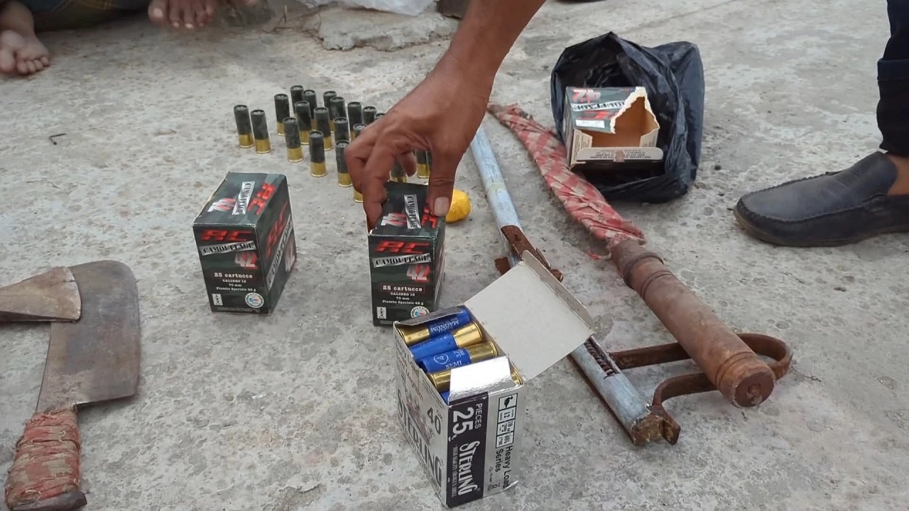 উদ্ধার করা অস্ত্র-বোমা তৈরির সরঞ্জাম