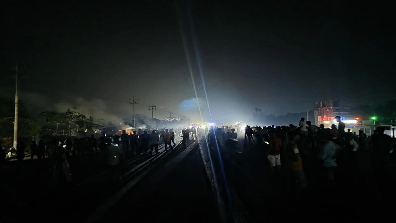 ৪ ঘন্টা বন্ধ ছিল মহাসড়কের যান চলাচল