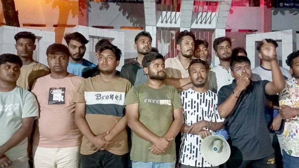 ক্ষুব্ধ নেতাকর্মীদের বিক্ষোভ