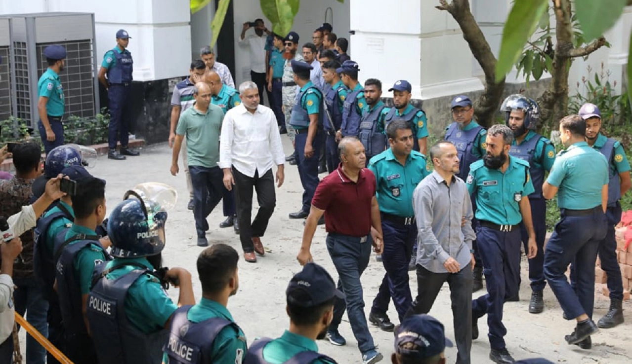 গতকাল অভিযুক্ত ১৫ সেনা কর্মকর্তাকে কারা কর্তৃপক্ষের এসি প্রিজন ভ্যানে কড়া নিরাপত্তায় ট্রাইব্যুনালে আনা হয়।