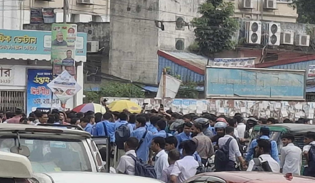 ফার্মগেটে সড়ক অবরোধ করেছেন শিক্ষার্থীরা