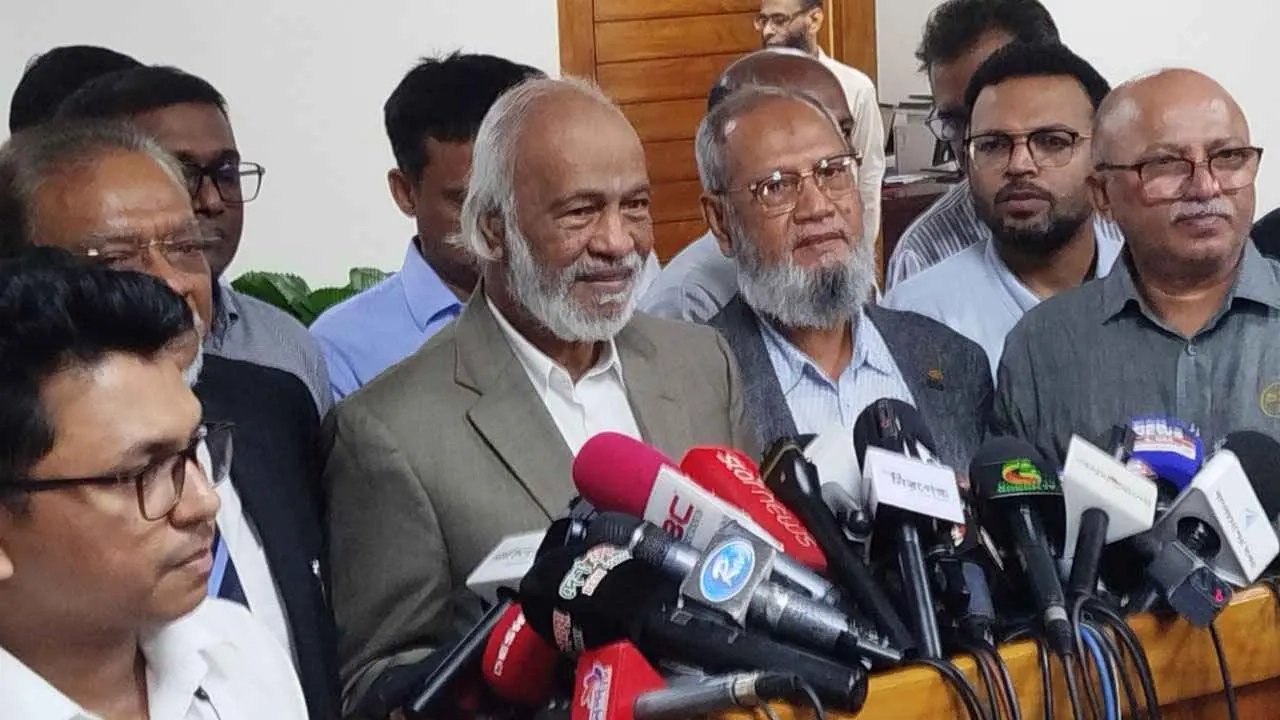 সাংবাদিকদের সঙ্গে কথা বলেন বিএনপির জাতীয় স্থায়ী কমিটির সদস্য ড. আবদুল মঈন খান