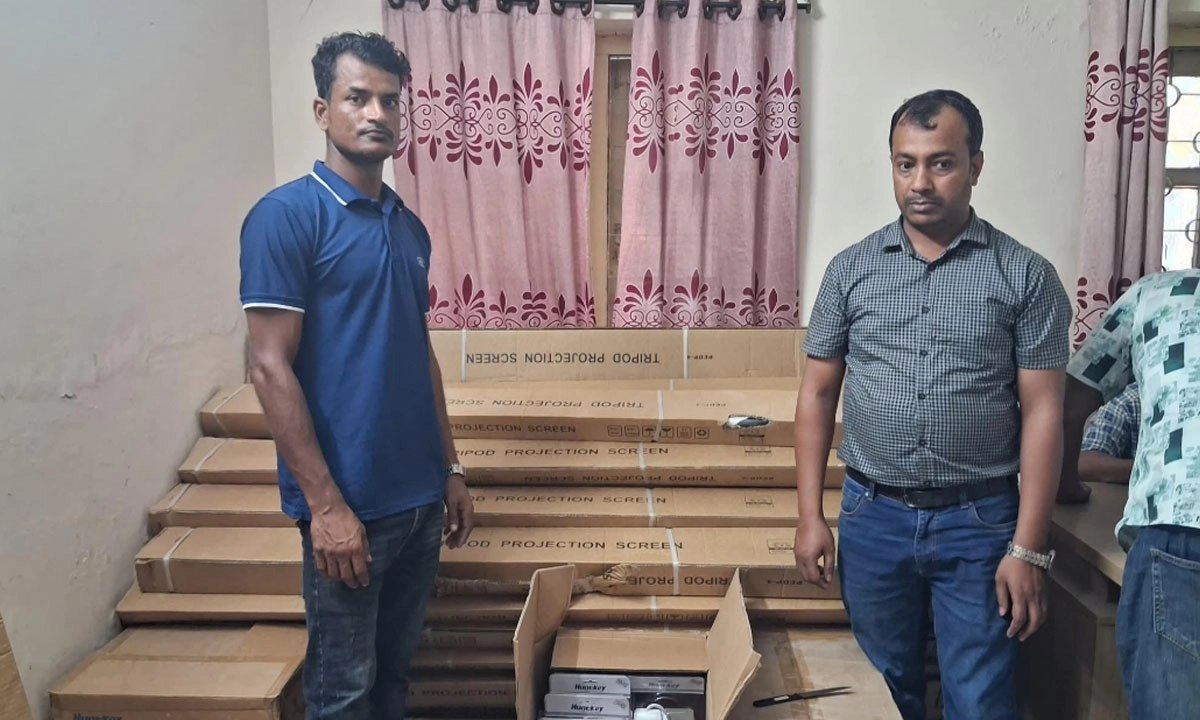 মাদারগঞ্জে সরকারি প্রাথমিক বিদ্যালয়ে মাল্টিমিডিয়া প্রজেক্টর বিতরণ