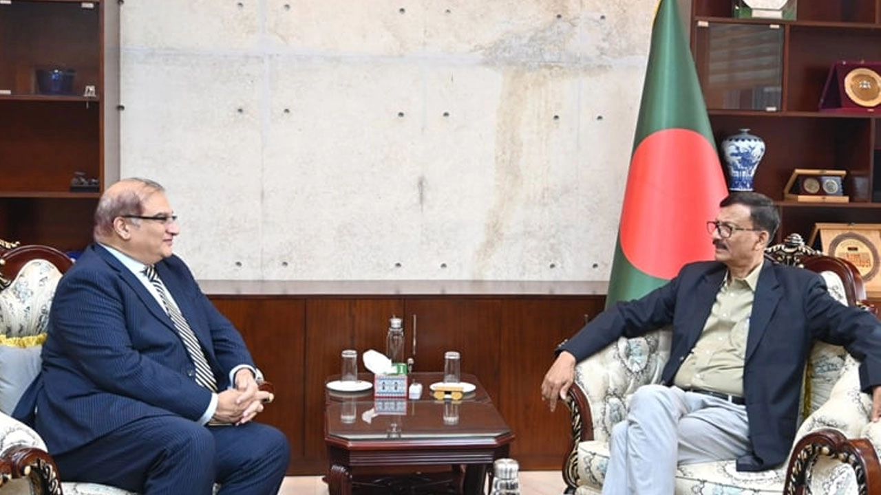 বাংলাদেশে নিযুক্ত পাকিস্তানের হাইকমিশনার ইমরান হায়দার ও পররাষ্ট্র উপদেষ্টা মো. তৌহিদ হোসেন