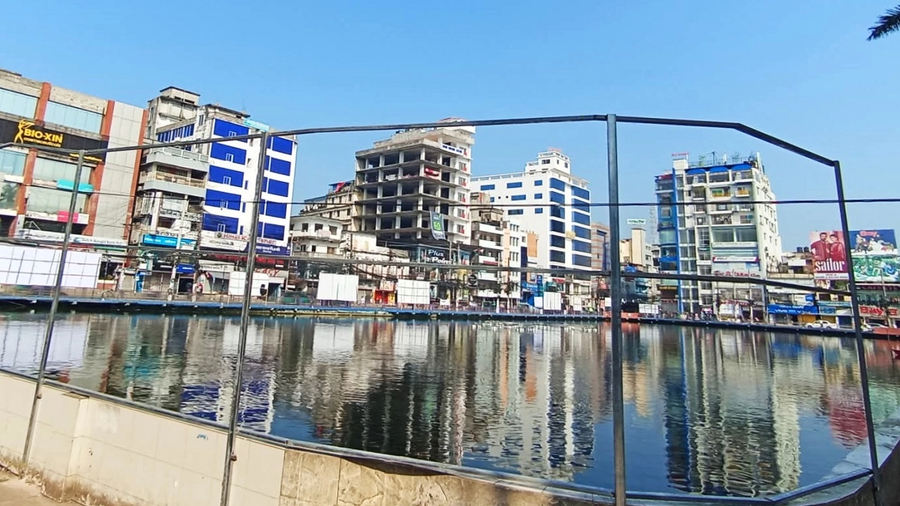 বরিশাল নগরীর প্রাণকেন্দ্রে অবস্থিত শতবর্ষী জলাশয় বিবির পুকুর