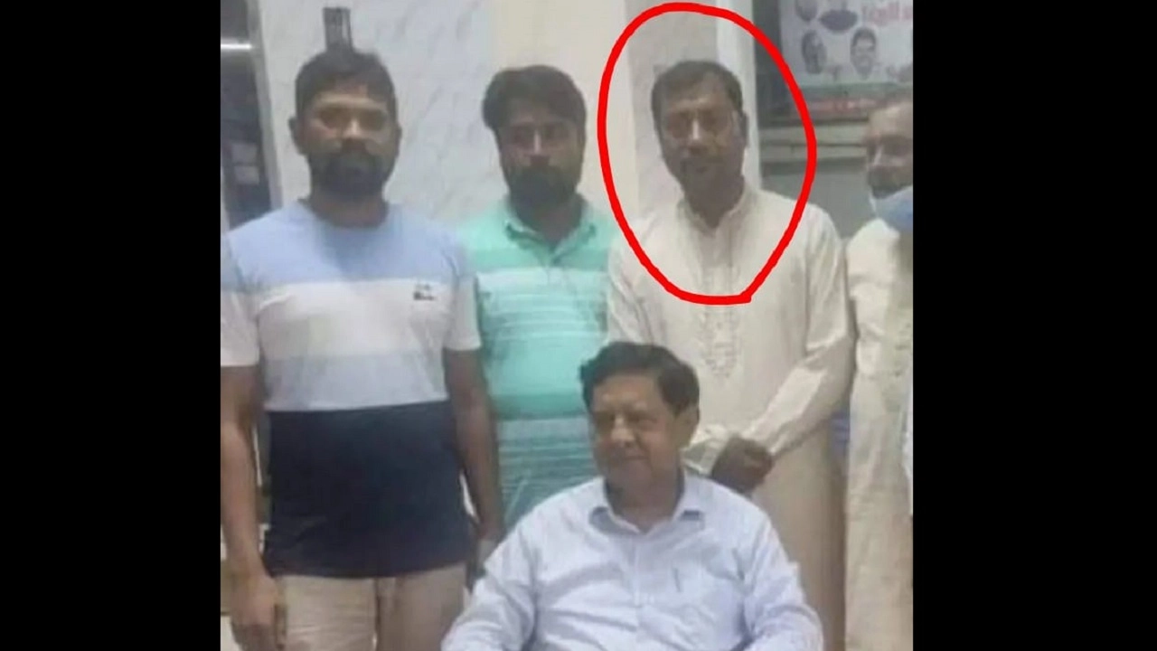 অভিযুক্ত কবির (লাল বৃত্তের মাঝে)