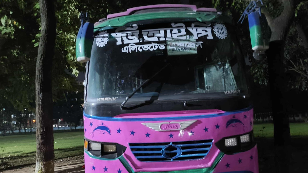 আটককৃত `ভিআইপি' বাস। ছবি: এনপিবি