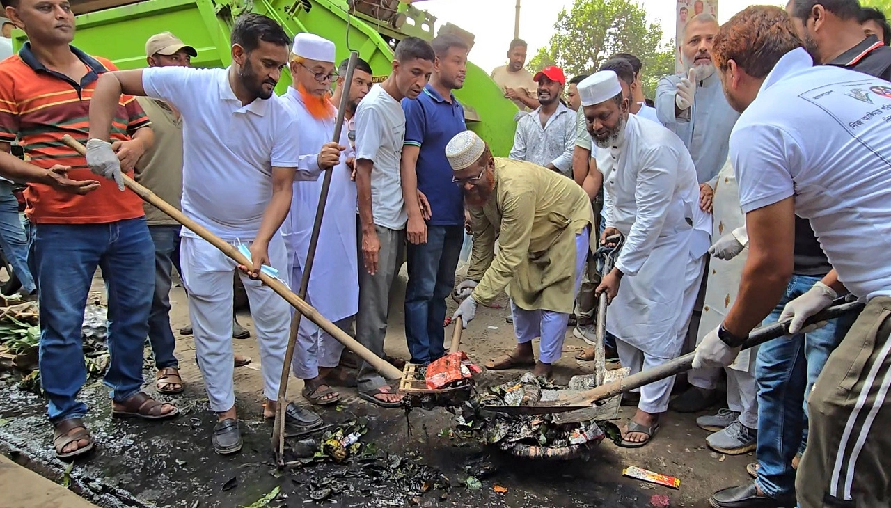 গাজীপুরের কোনাবাড়িতে পরিচ্ছন্নতা অভিযানে বিএনপি