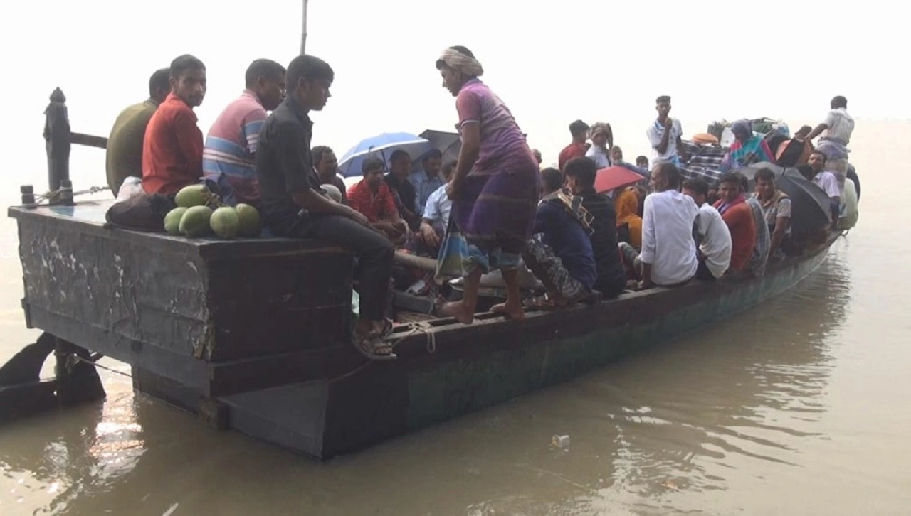 ঘাটে পারাপার হচ্ছেন চরের বাসিন্দা। ছবি: এনপিবি