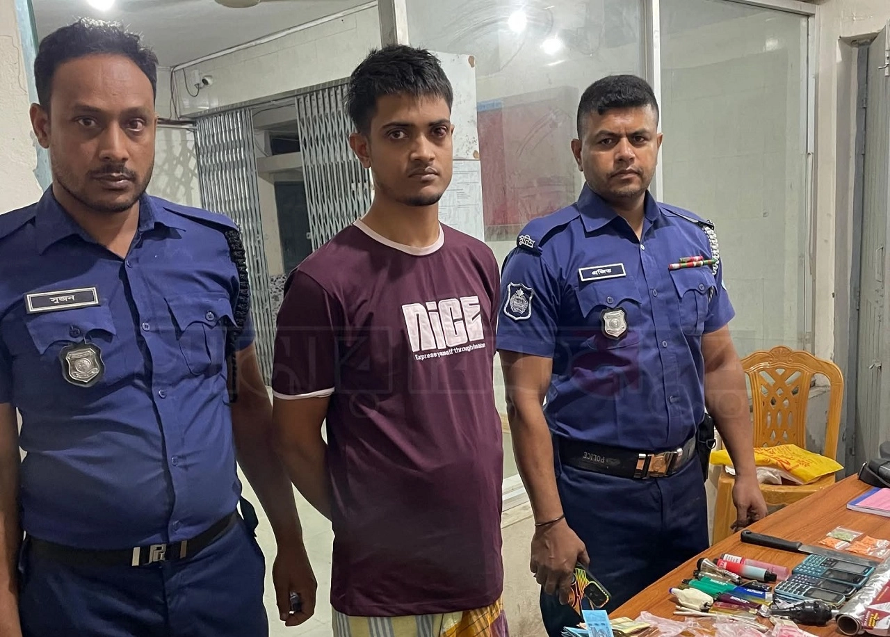 আটককৃত মাদক কারবারি। ছবি: এনপিবি