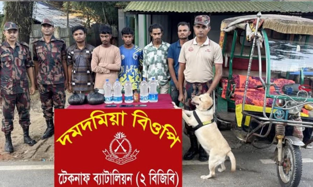 টেকনাফে মদসহ ইজিবাইক আটক