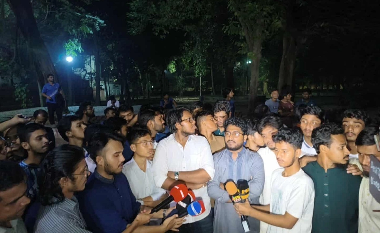 ঢাবিতে চাঁদাবাজির কারণে চাকরিচ্যুত শামিম, বাম সংগঠনের পক্ষ নেওয়ায় শিক্ষার্থীদের ক্ষোভ। ছবি: এনপিবি