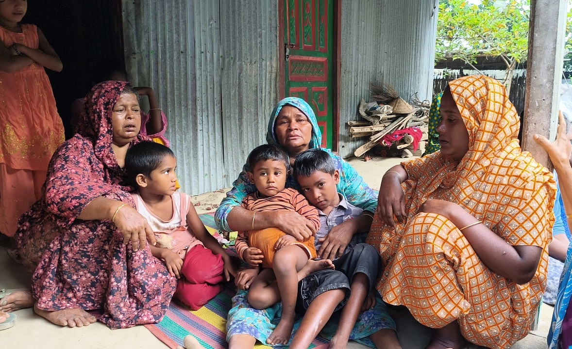 নিহত লিমা খাতুন পরিবারের আহাজারি। ছবি: এনপিবি