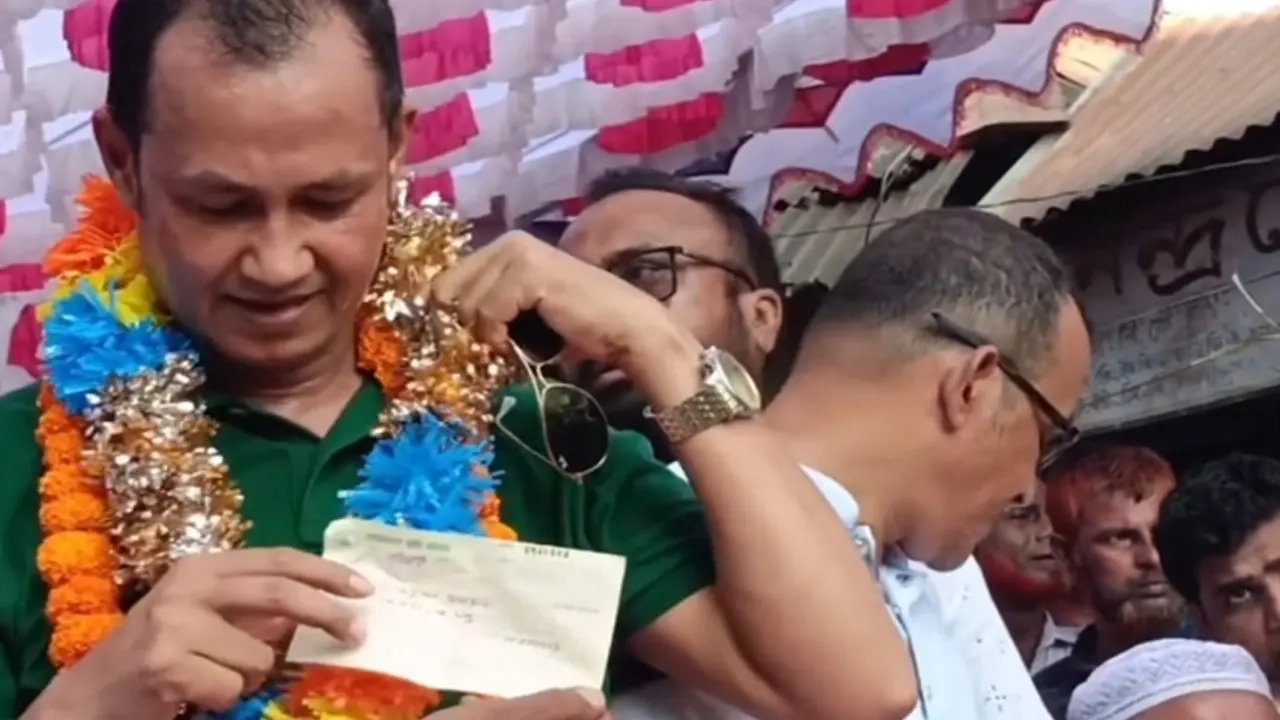 জামালগঞ্জে বিএনপির এক সমাবেশে মনোনয়নপ্রত্যাশী নেতার হাতে দলের এক কর্মী নির্বাচনী খরচ হিসেবে ১০ লাখ টাকার চেক তুলে দিয়েছেন