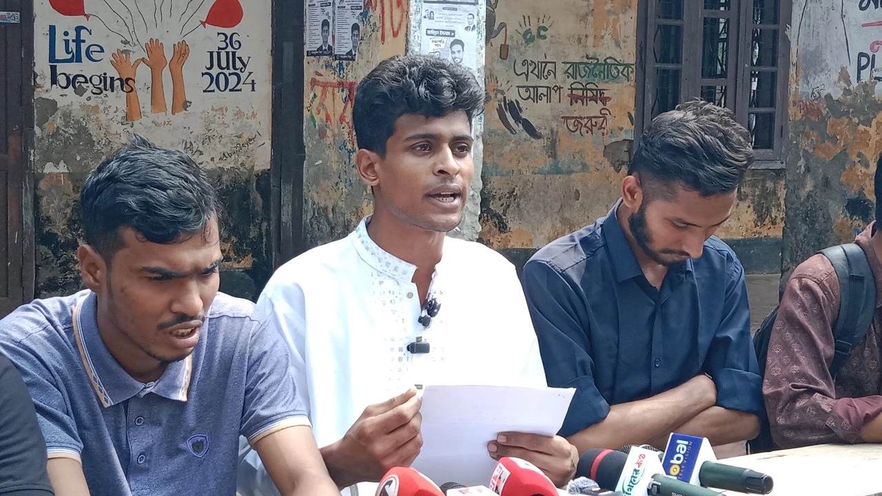 সংবাদ সম্মেলনে সরকারি বিএম কলেজ শাখার সাধারণ সম্পাদক পদে মনোনয়নপ্রত্যাশী শাহাবুদ্দিন মিয়া। ছবি: এনপিবি