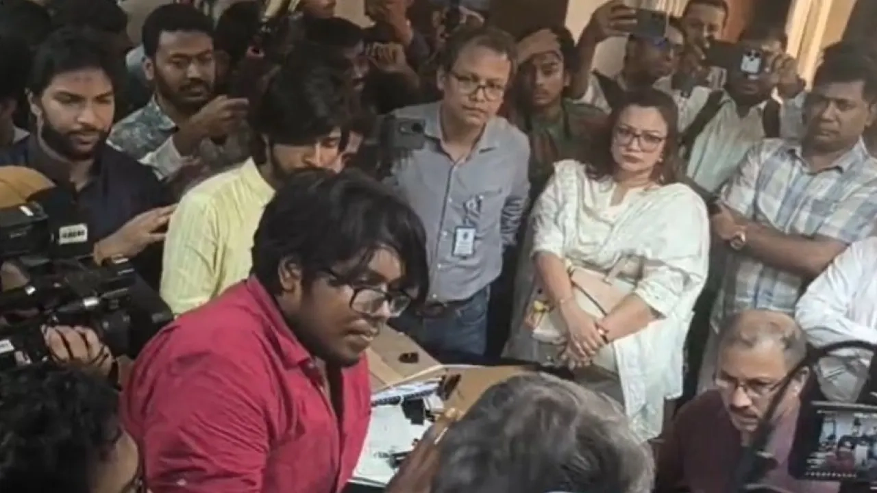 ঢাবির রেজিস্ট্রার বিল্ডিং ঘেরাও