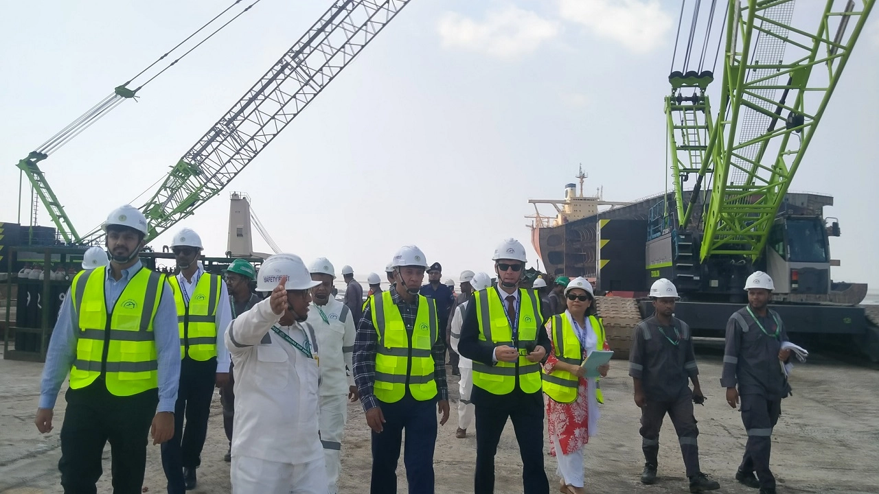 সীতাকুণ্ডে শিপ ব্রেকিং ইয়ার্ডে পরিদর্শন করেছেন নরওয়ে রাষ্ট্রদূত 