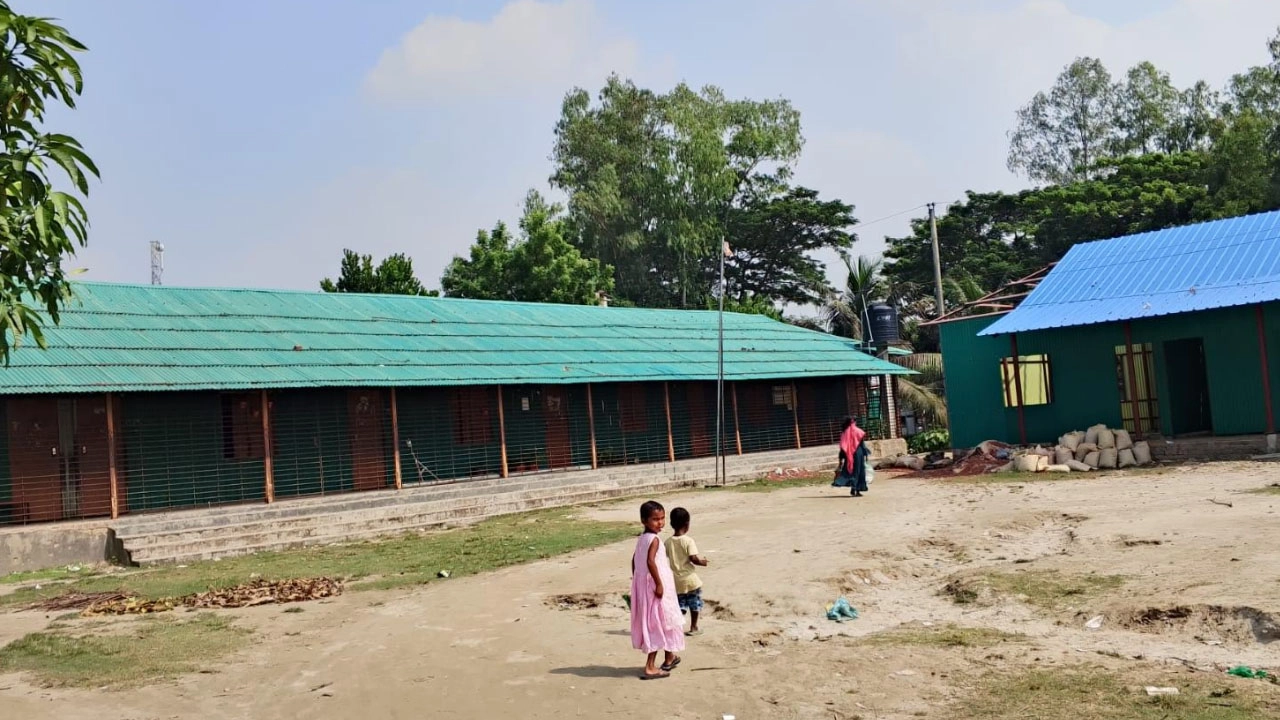 টঙ্গীবাড়ীতে শিক্ষক সংকটে পাঠদান, বিদ্যালয়ে নেই টয়লেট ব্যবস্থা