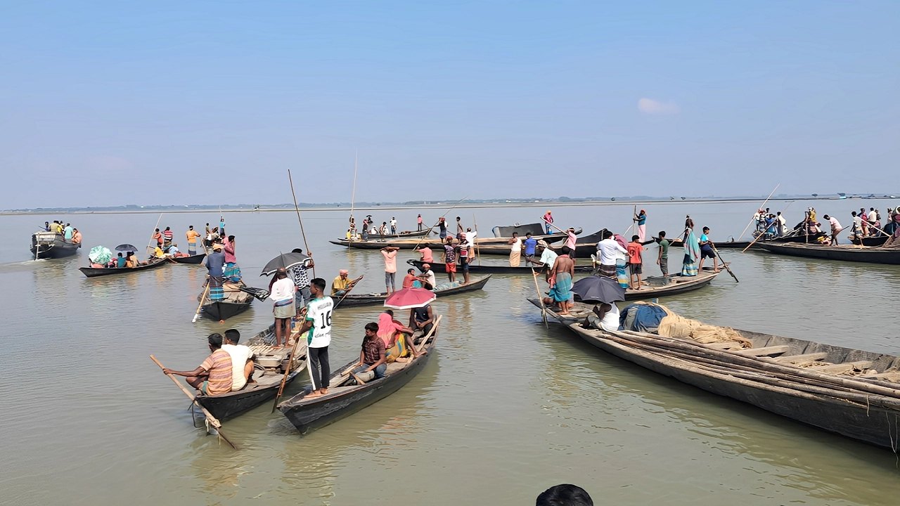 বাজিতপুরে বিএনপি নেতাদের দখলে থাকা একটি জলমহাল উন্মুক্ত করে নিলো জেলেরা। 