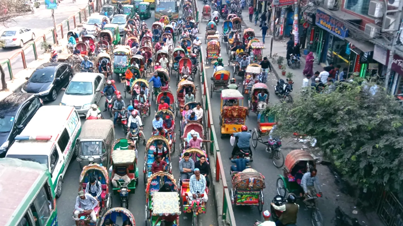 ব্যাটারি ও অটোচালিত রিকশা কোনো নিয়ম মানে না, পুরো সড়কজুড়েই চলে
