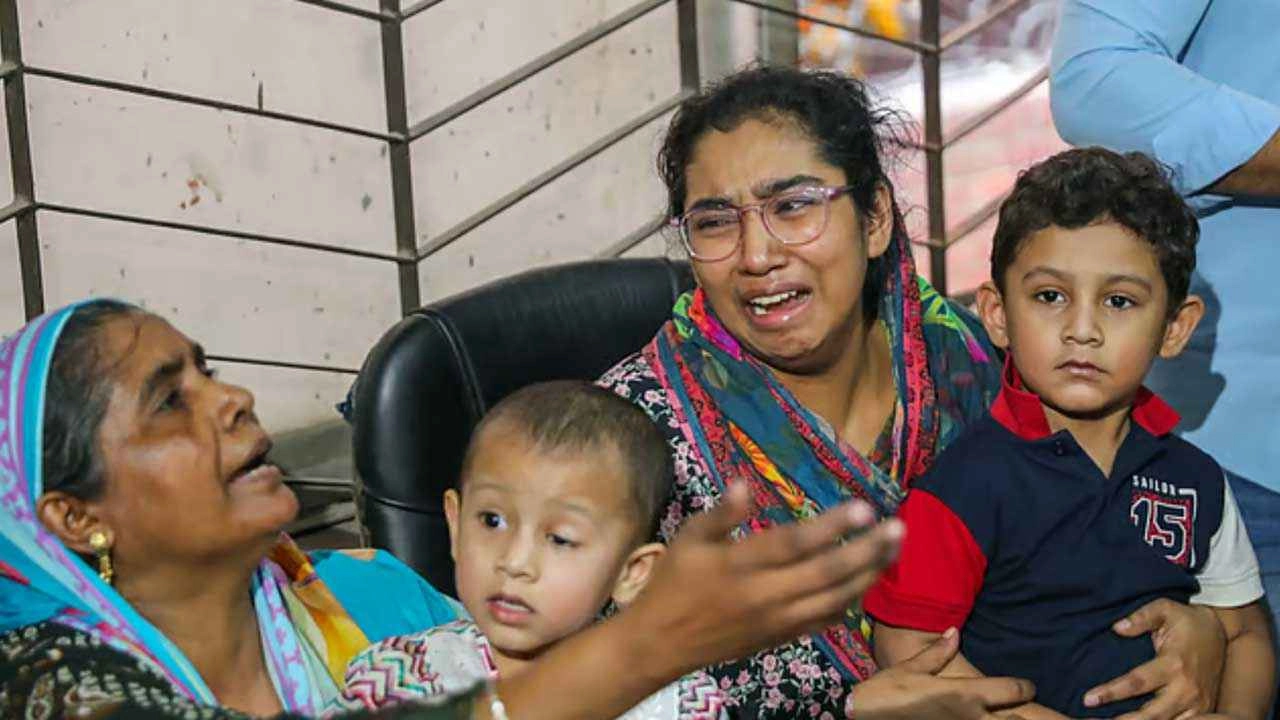 স্বামীর মৃত্যুতে ভেঙে পড়েছেন প্রিয়া