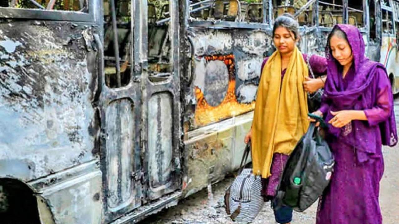 দুই বিশ্ববিদ্যালয় শিক্ষার্থীদের সংঘর্ষ, ভাঙচুর ও অগ্নিসংযোগে ধ্বংসস্তূপে পরিণত। ছবি: এনপিবি