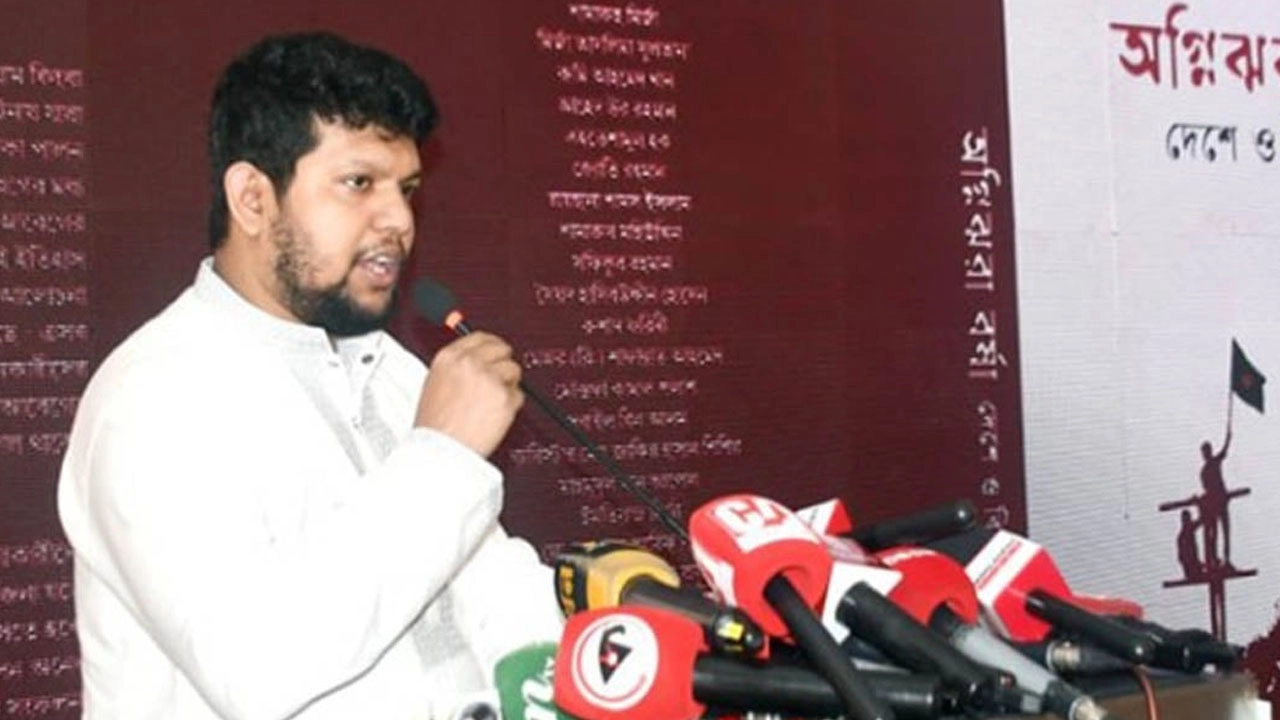 তথ্য ও সম্প্রচার উপদেষ্টা মাহফুজ আলম।