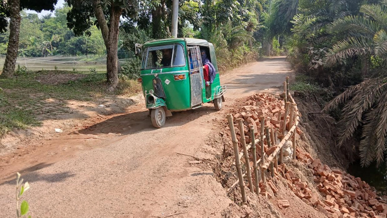 শহীদ মিজান সড়ক এখন মরণ ফাঁদ