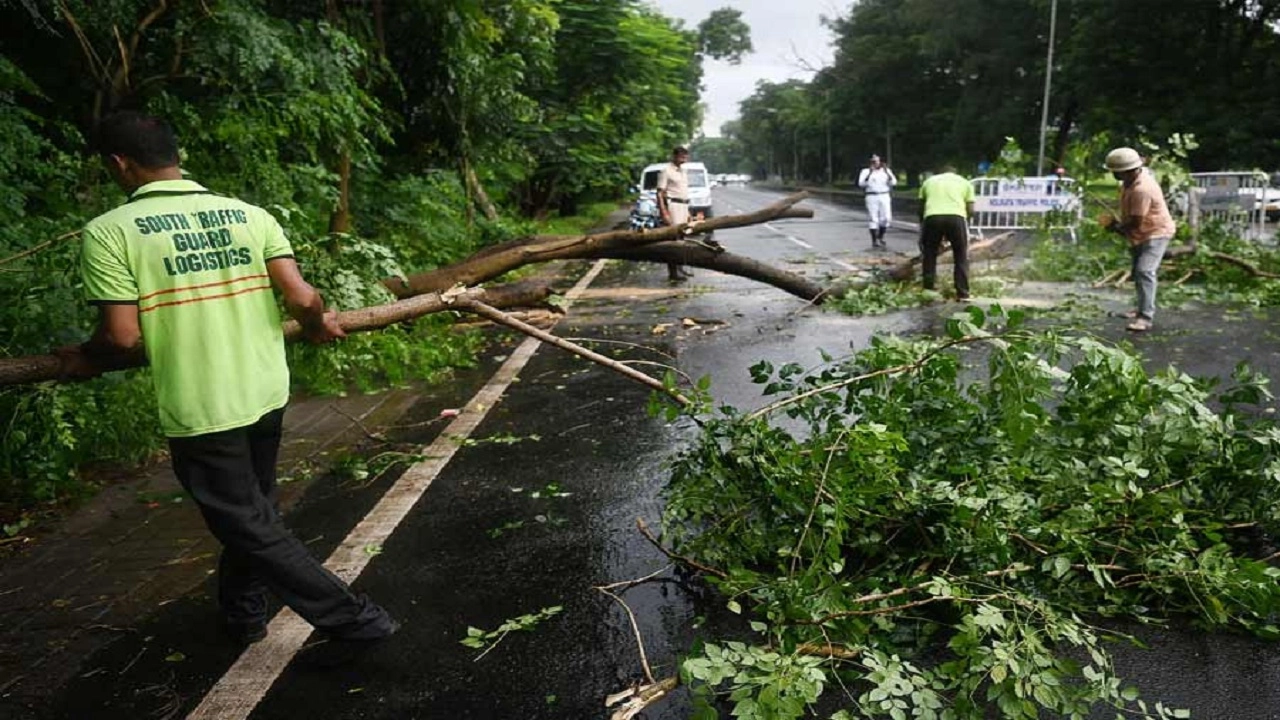 ভারতের অন্ধ্রপ্রদেশ উপকূলে ঘূর্ণিঝড় ‘মন্থার’ প্রবল আঘাত