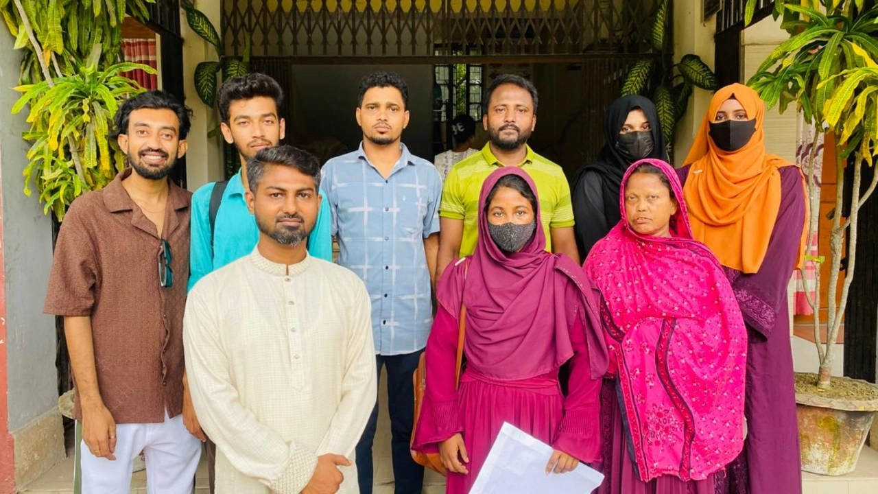 নিজ উদ্যোগে ভর্তি করিয়ে দেন শহর ছাত্রদলের সদস্য সচিব মো. শাহিন ইসলাম। ছবি: এনপিবি