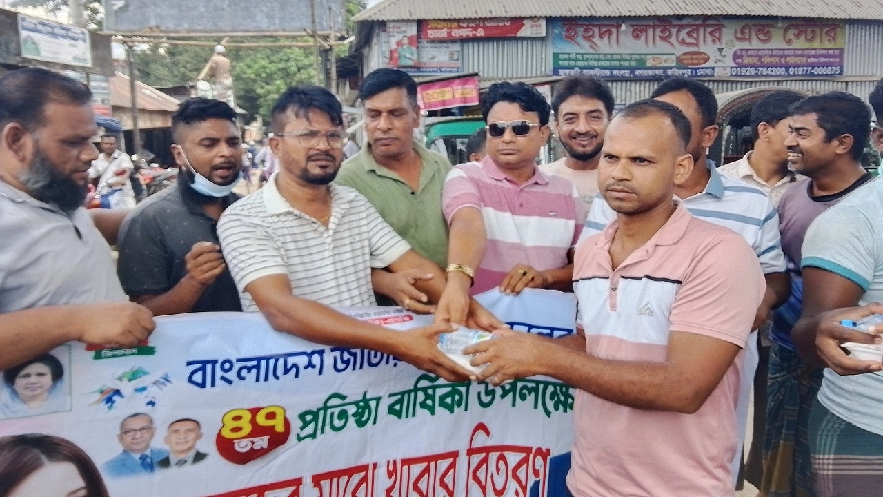 নগরকান্দায় খাবার বিতরণ করেছে উপজেলা যুবদল। ছবি: এনপিবি