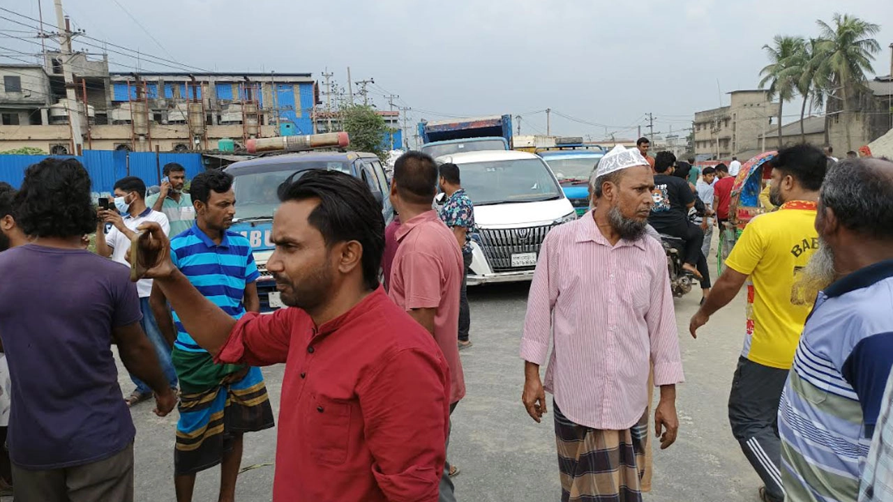 রূপগঞ্জের শ্রমিকদের মহাসড়ক অবরোধ