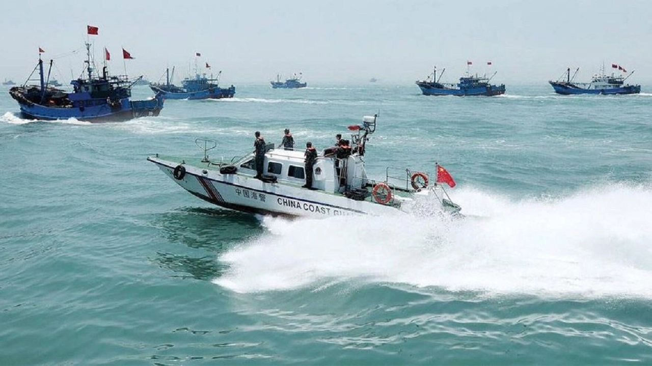 মাছ ধরার নৌকায় চীনের সামরিক মহড়া