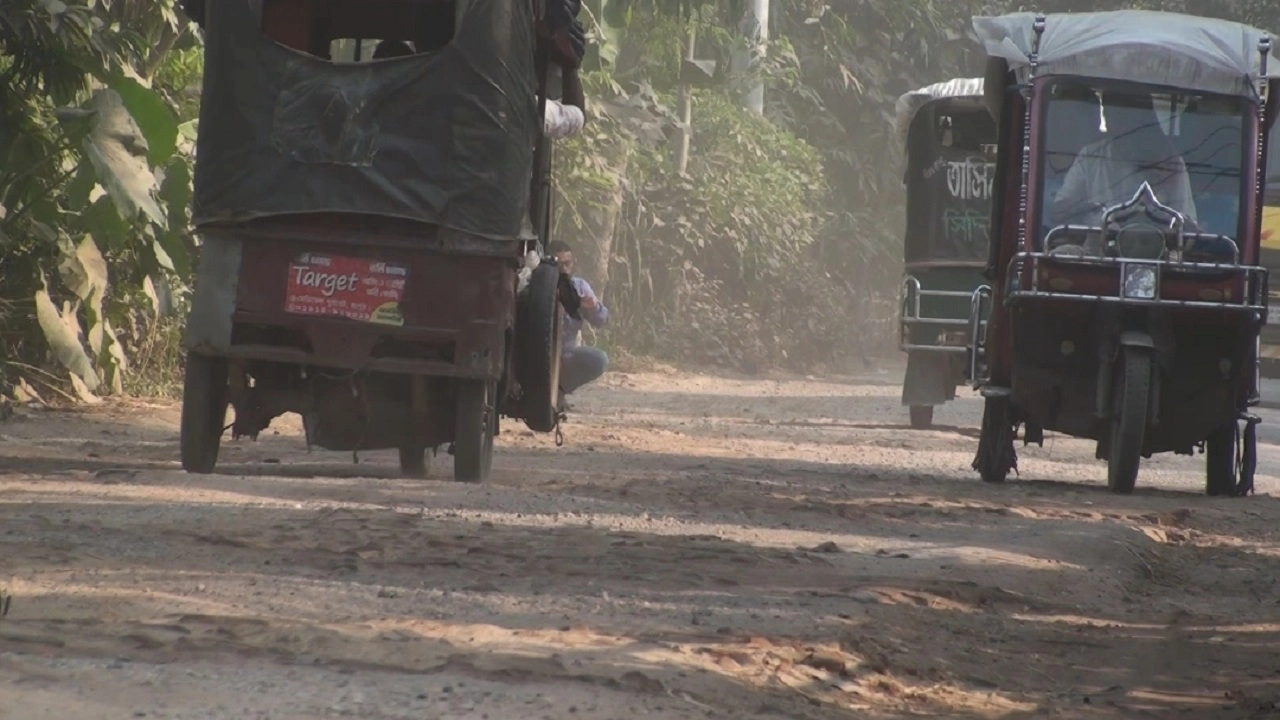 সড়কের বেহাল দশা। ছবি: এনপিবি