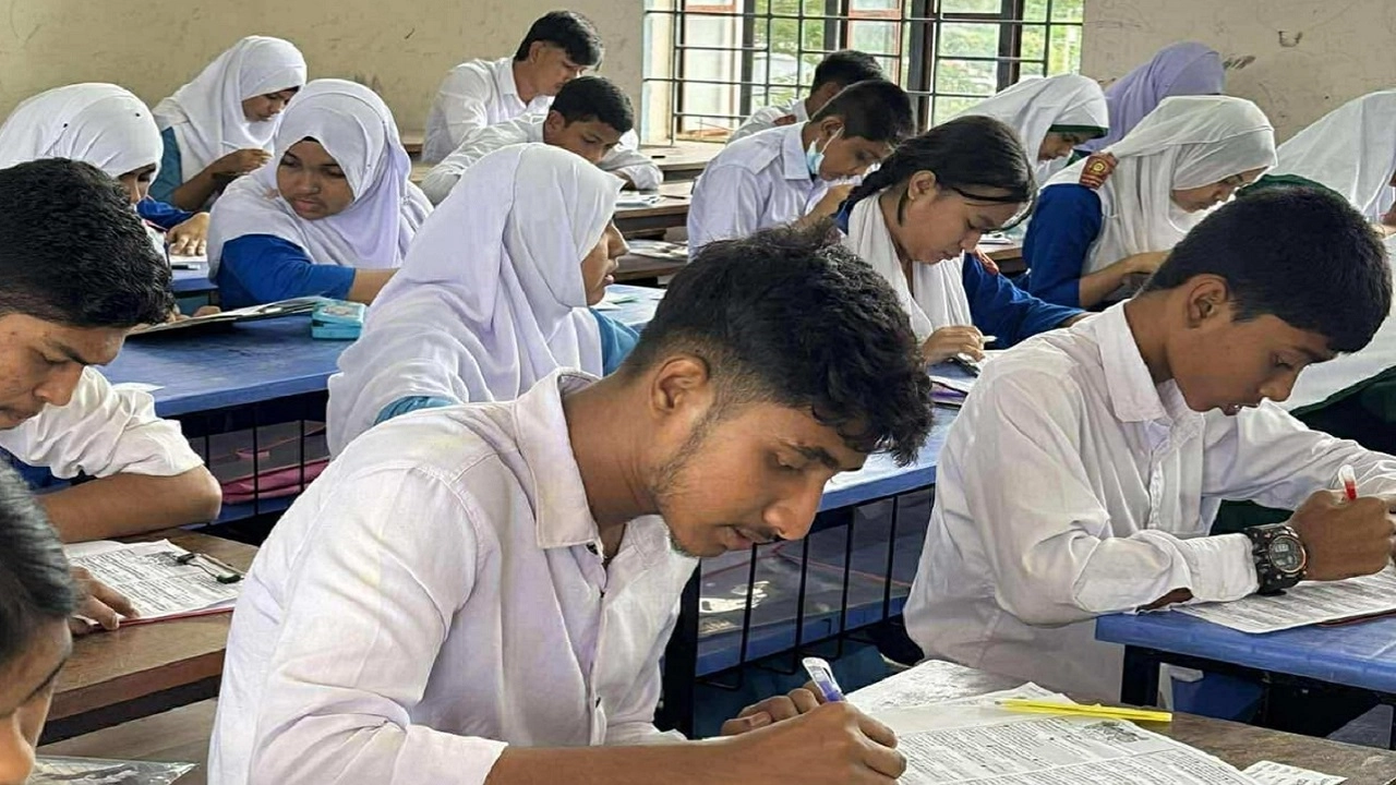 মুন্সিগঞ্জের ৬ উপজেলায় মেধাবৃত্তি পরীক্ষা অনুষ্ঠিত। ছবি: এনপিবি