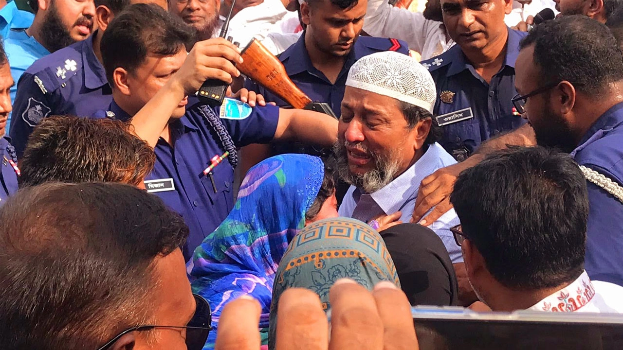 প্যারোলে মুক্তি পেয়ে স্ত্রীর জানাযায় অংশ নিলেন যুবলীগ নেতা মতি 