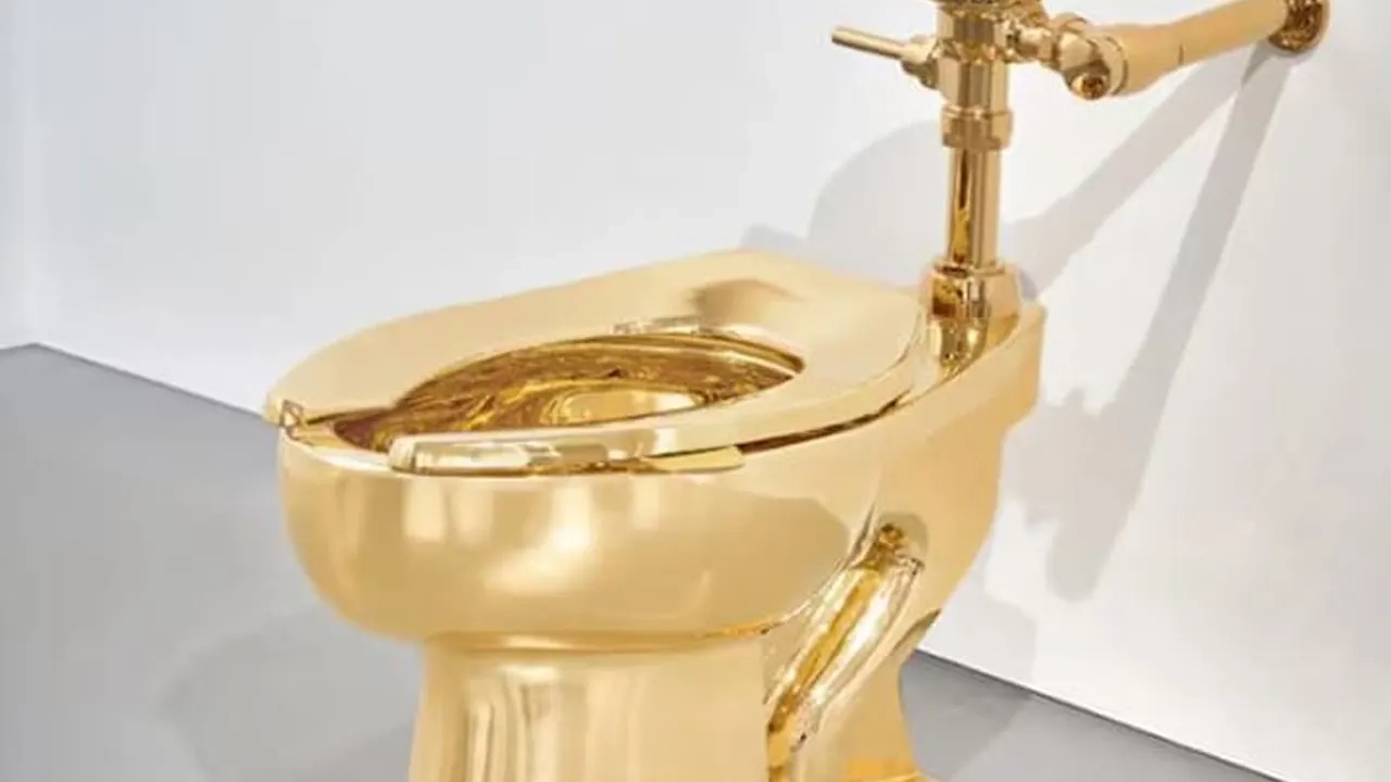 সেই সোনার টয়লেট