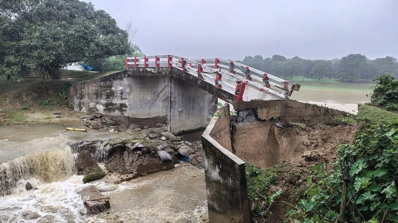 রাতভর বৃষ্টিতে চাঁপাইনবাবগঞ্জের শিবগঞ্জে একটি কালভার্ট ধসে পড়েছে