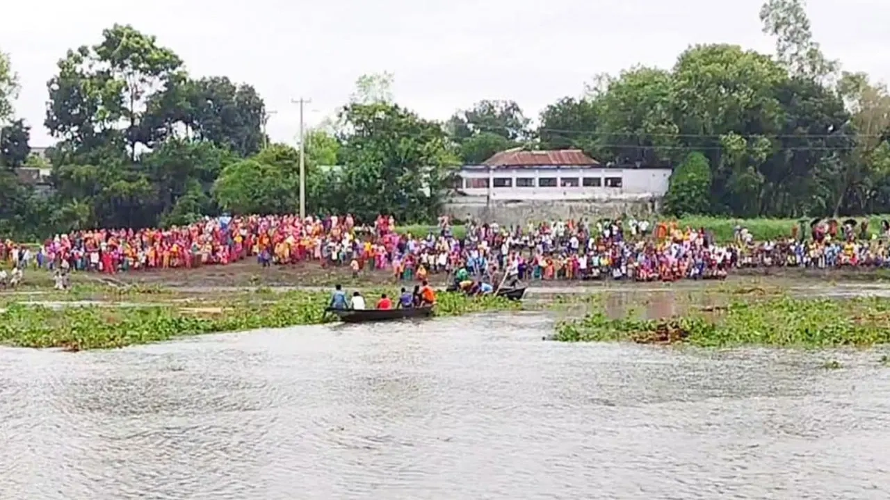 ঝিনাই নদীর তীরে হাজার হাজার মানুষের ভিড়