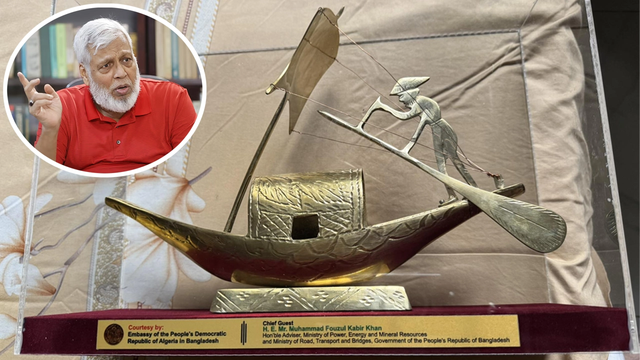 উপদেষ্টা মুহাম্মদ ফাওজুল কবির খান ও উপহার পাওয়া নৌকা। ছবি : সংগৃহীত