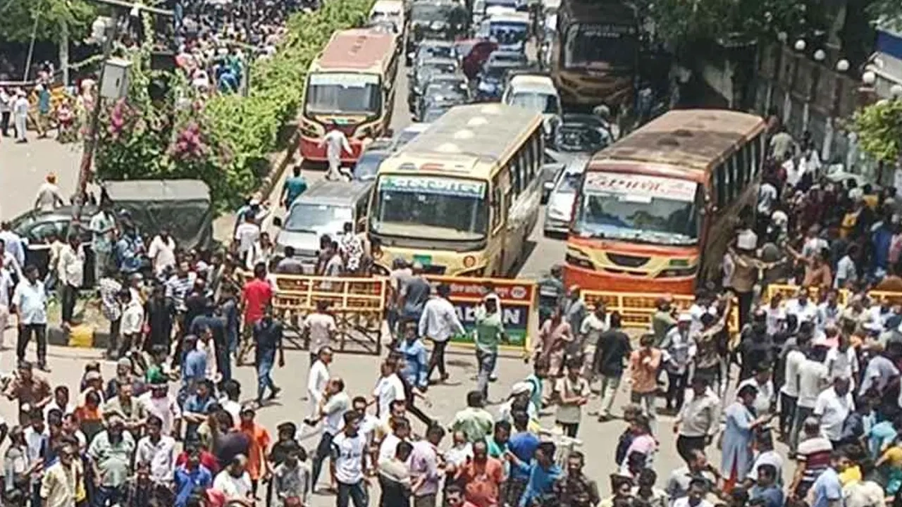 প্রায় প্রতিদিন ঢাকায় সড়ক অবরোধ করে সভা-সমাবেশ অনুষ্ঠিত হয়