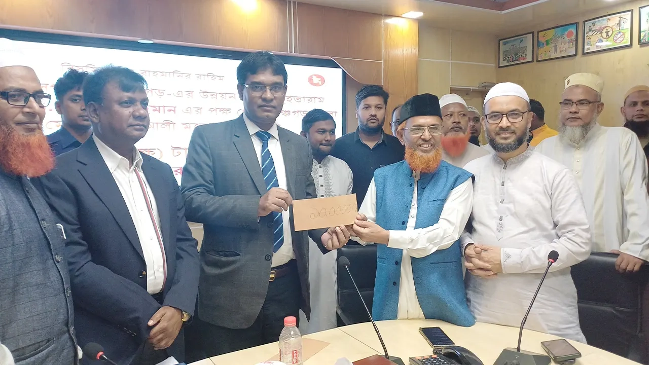 জেলা প্রশাসক সাবেত আলীর হাতে অনুদানের চেক হস্তান্তর করেন জামায়াতের সহকারী সেক্রেটারি জেনারেল মাওলানা আব্দুল হালিম