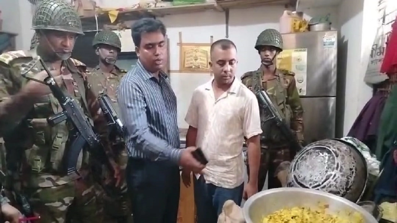 হাজীগঞ্জে ব্যবসায়ীকে জরিমানা । ছবি: এনপিবি