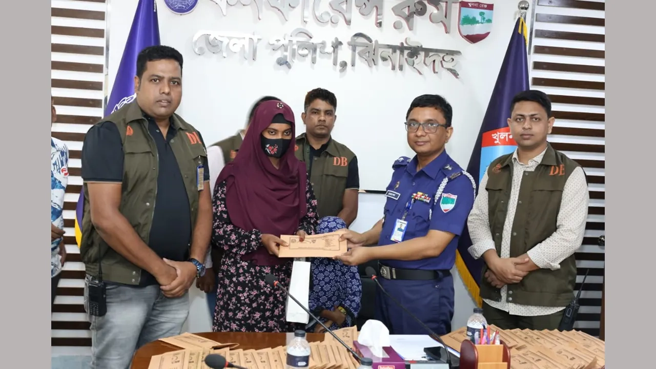 উদ্ধারকৃত মোবাইল হস্তান্তর