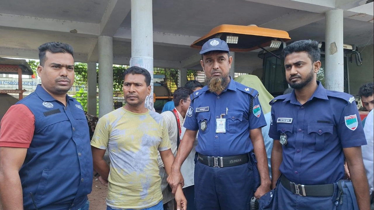 কাচ্চি ডাইনে সরবরাহের সময় পচা মাংসসহ আটক ১