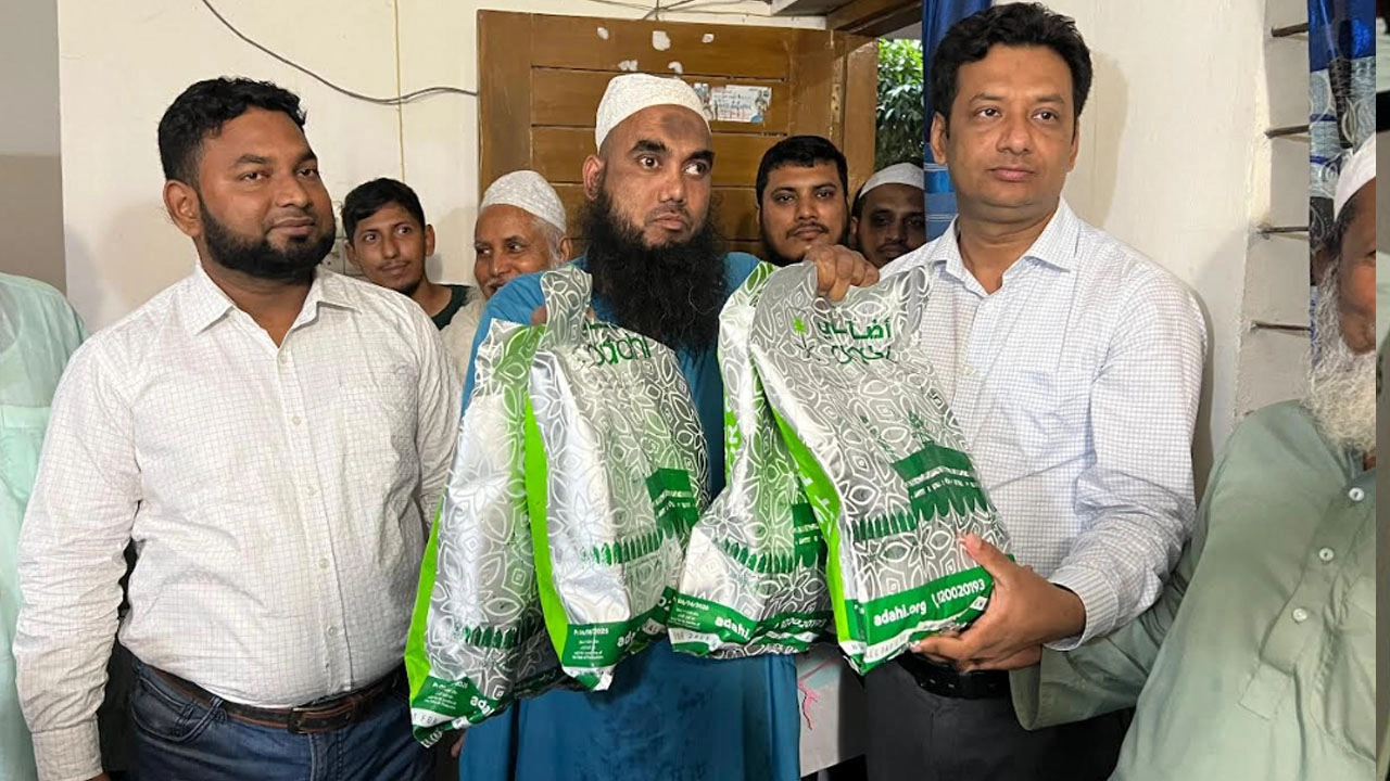 নগরকান্দায় এতিমখানা, মাদরাসা ও দুস্থদের মাঝে দুম্বার মাংস বিতরণ