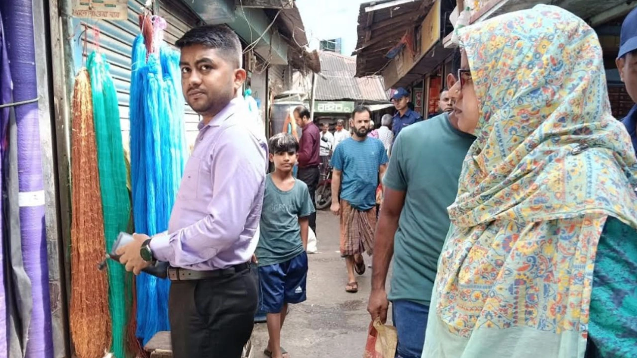 চাঁদপুরে নিষিদ্ধ পলিথিন জব্দ