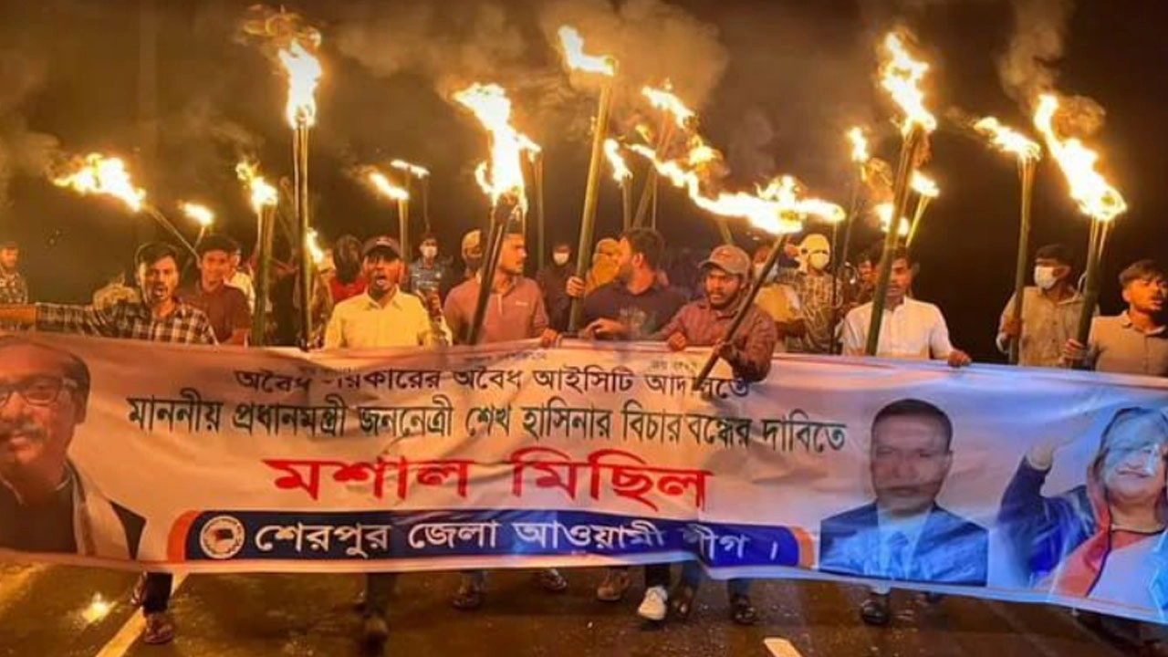শেরপুরে গোপনে নিষিদ্ধ সংগঠনের মশাল মিছিল, প্রতিবাদে ছাত্রদলের বিক্ষোভ